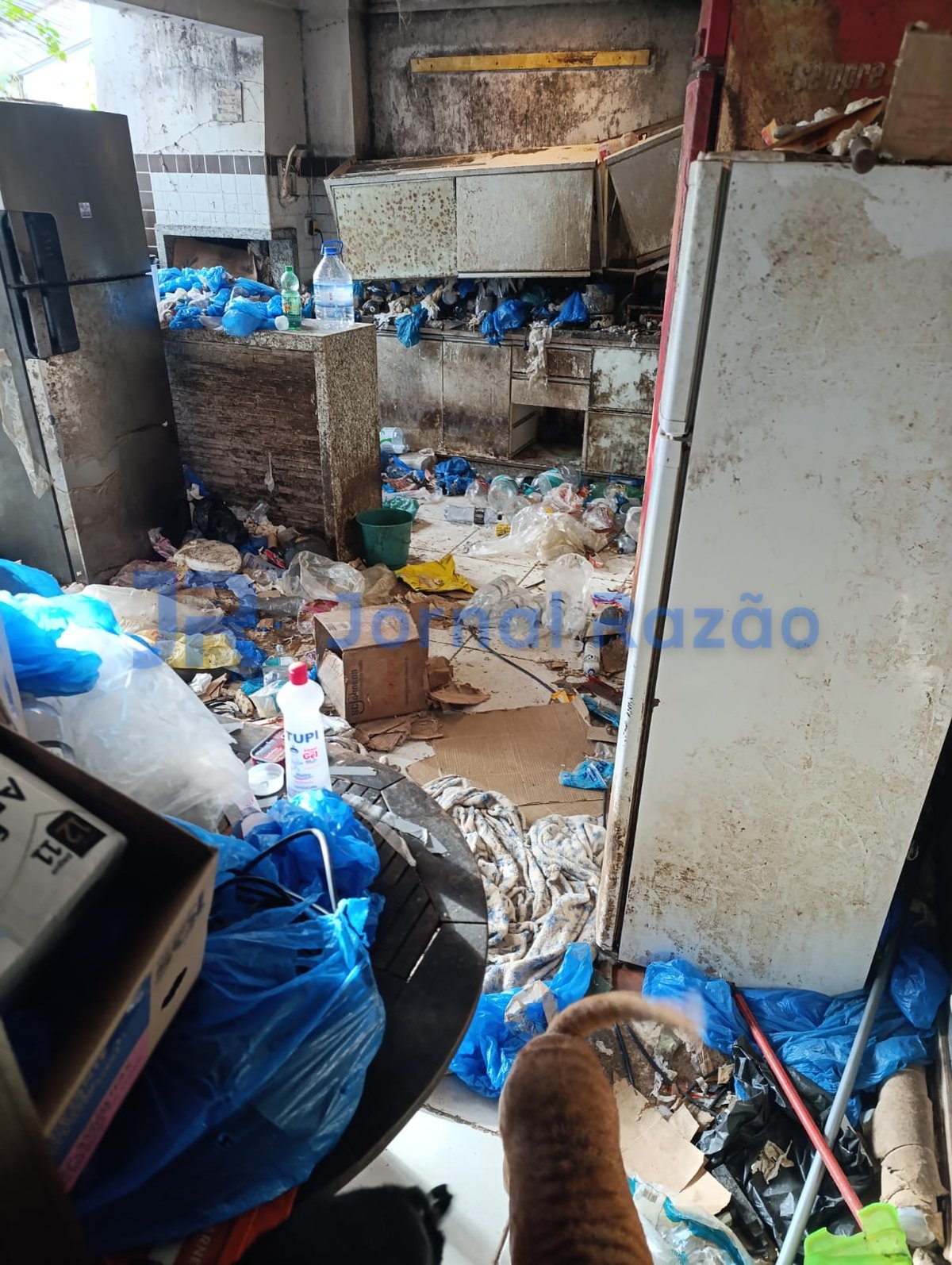 Comodos da casa tomados por lixo, em Bombinhas