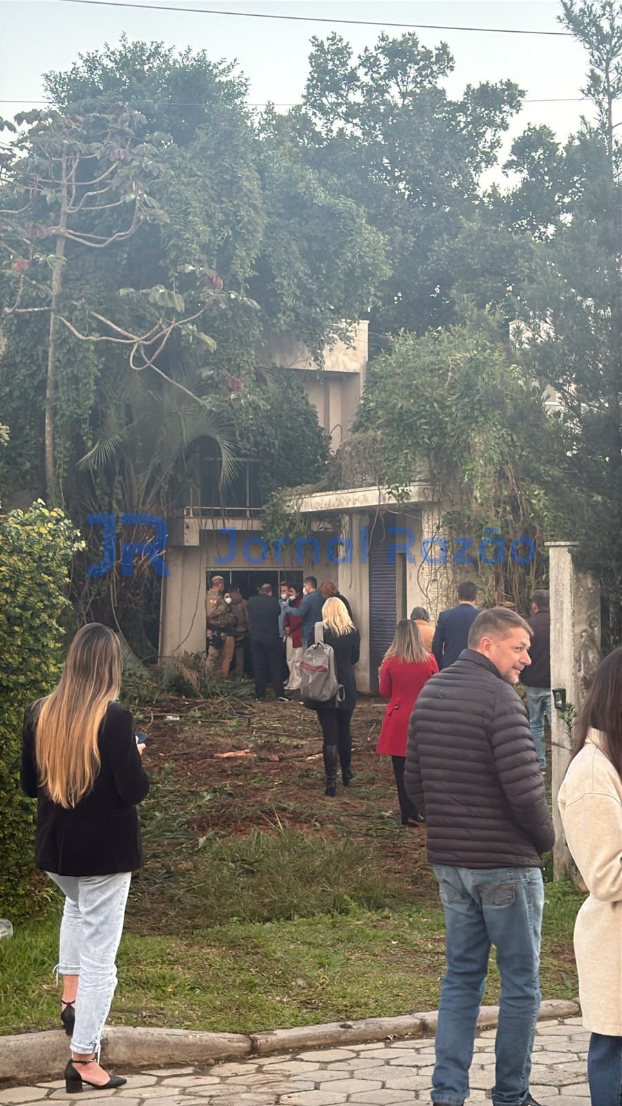 Equipes de varios orgaos durante a fiscalizacao na casa, em Bombinhas