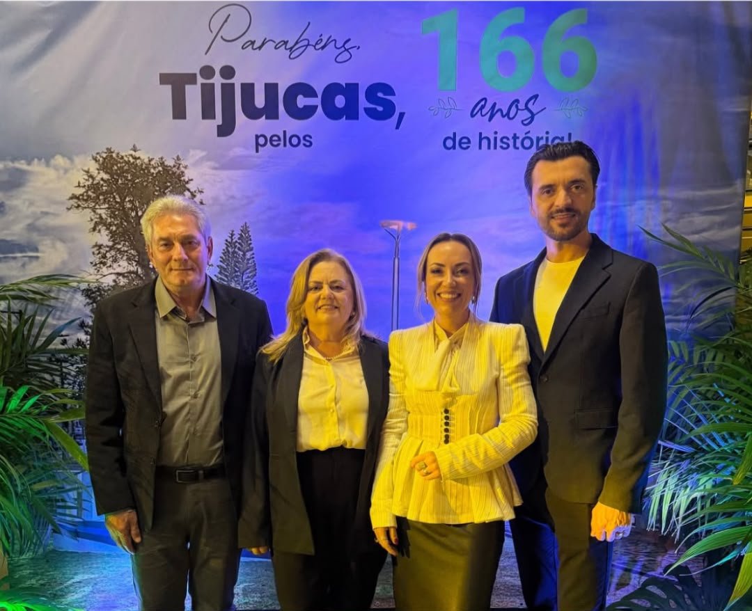 Gabriela Giacomossi acompanhada da família durante a celebração dos 166 anos de Tijucas.