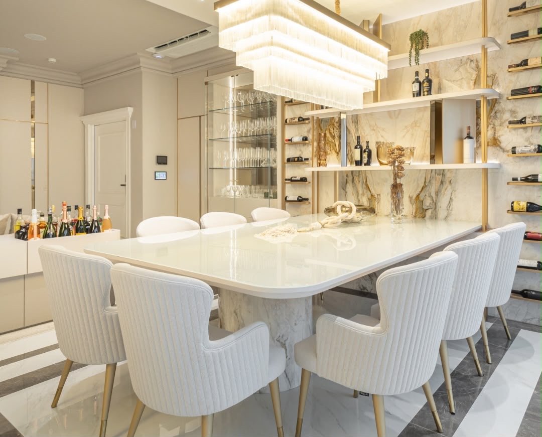 Espaço gourmet com adega climatizada, um dos ambientes de alto padrão assinados pelo escritório.