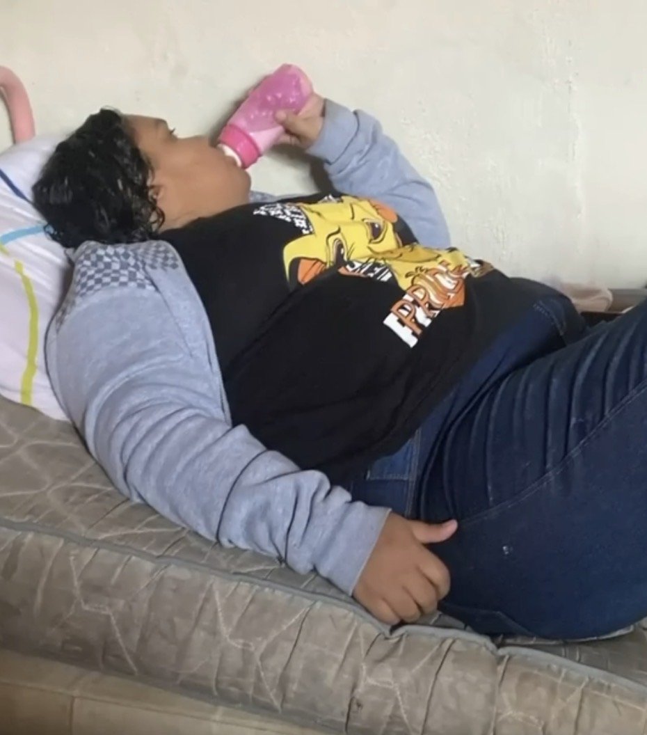 Mulher usava mamadeira e chupeta para sustentar o disfarce de criança em Joinville