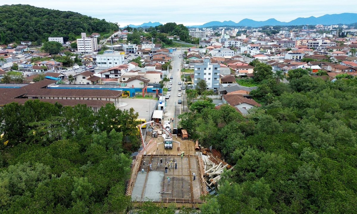 A obra avança entre os bairros Fátima e Guanabara, em Joinville