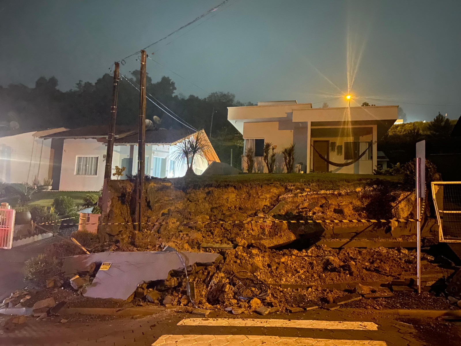 Muro desabou com temporal e atingiu poste de energia