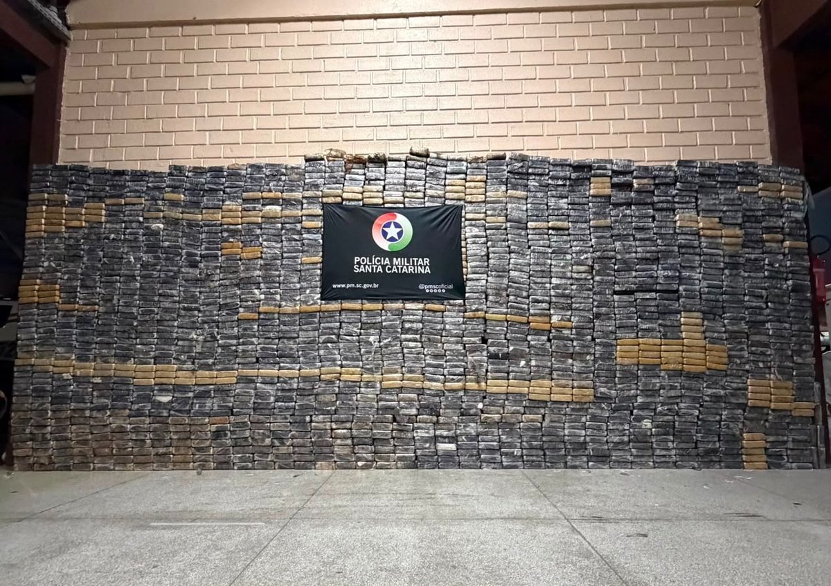 Cocaína apreendida exposta pela Polícia Militar de Santa Catarina