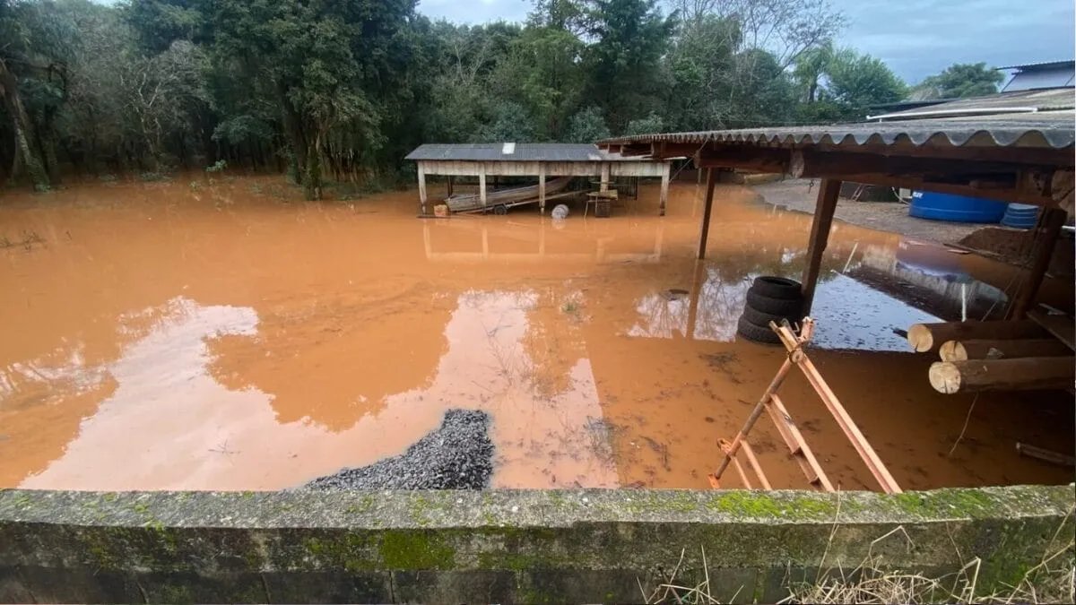Carro saiu da pista durante a chuva em Xanxerê, no Oeste catarinense (Foto: CBMSC, Divulgação)