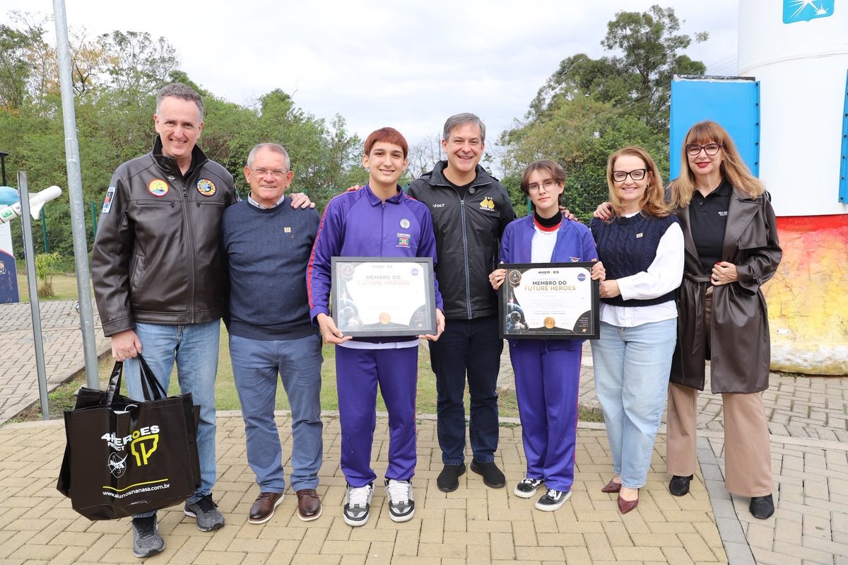 Os dois estudantes selecionados receberam os certificados do programa Nasa 4Heroes em encontro no Parque Astronômico Municipal Albert Einstein E=mc², em Criciúma