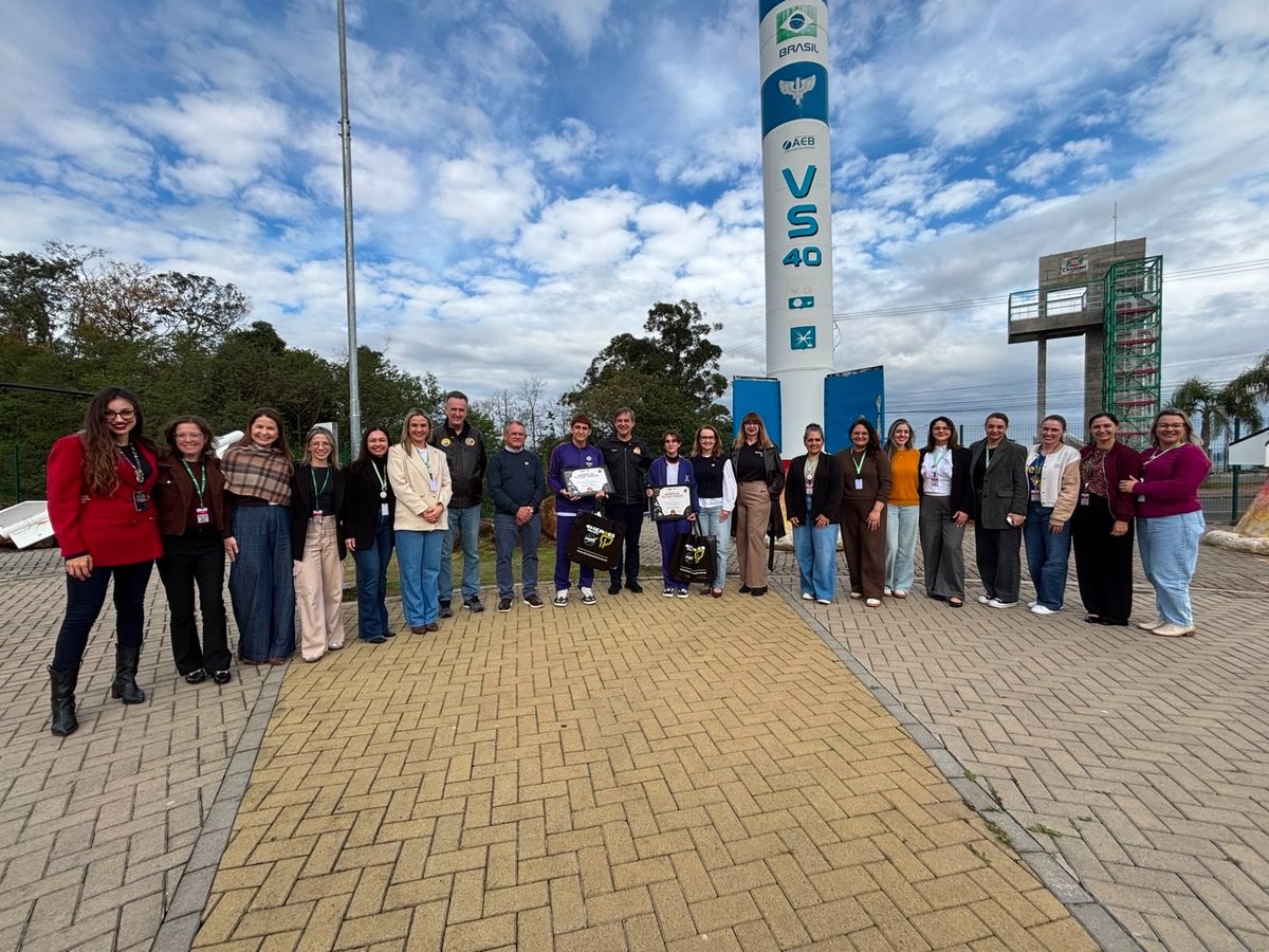 Educadores e representantes da rede municipal de ensino acompanharam o anúncio ao lado da réplica do foguete VS-40, no parque astronômico