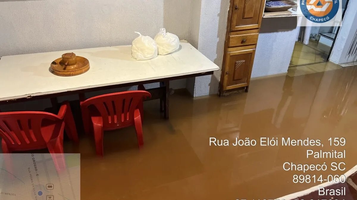 Deslizamento deixou casa instável e famílias precisaram sair do imóvel em Joaçaba (Foto: CBMSC, Divulgação)