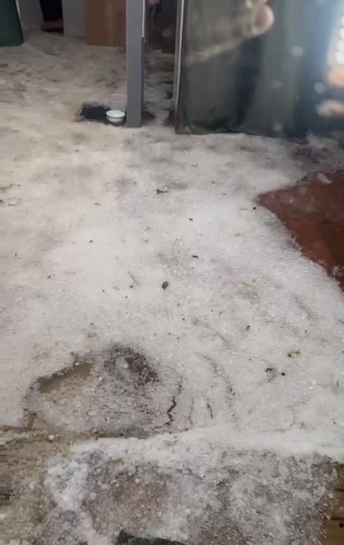 Camada de gelo tomou pátios e varandas em poucos minutos