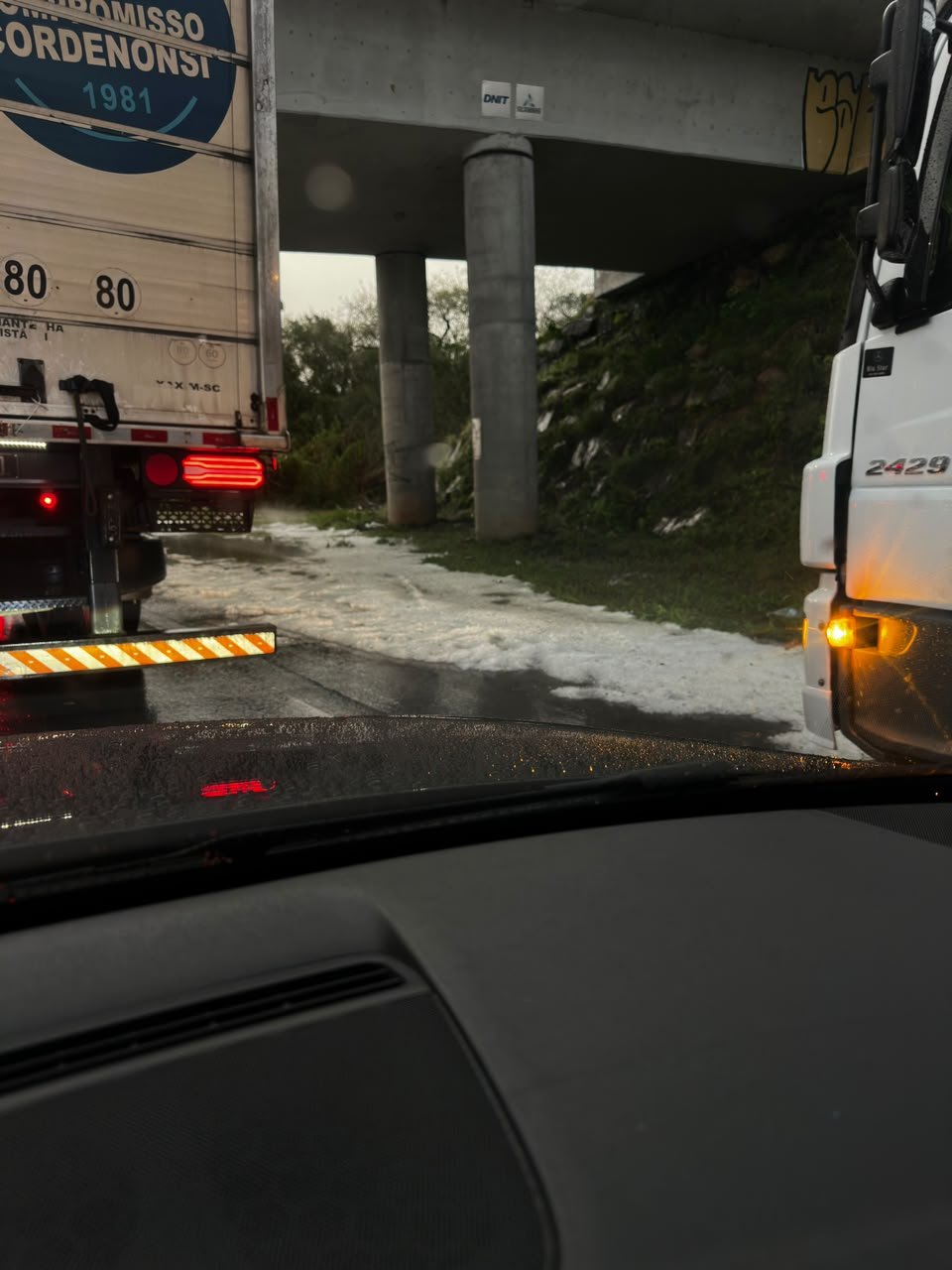 Gelo acumulado à margem de rodovia na região