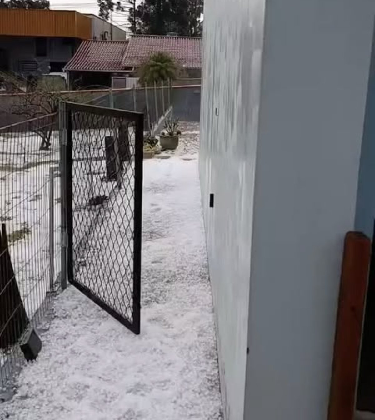 Camada de granizo acumulada em Agrolândia