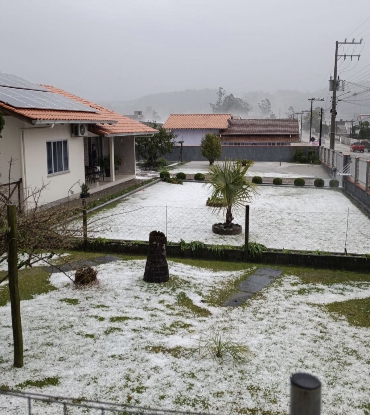 Granizo cobre quintal de casas em Agrolândia
