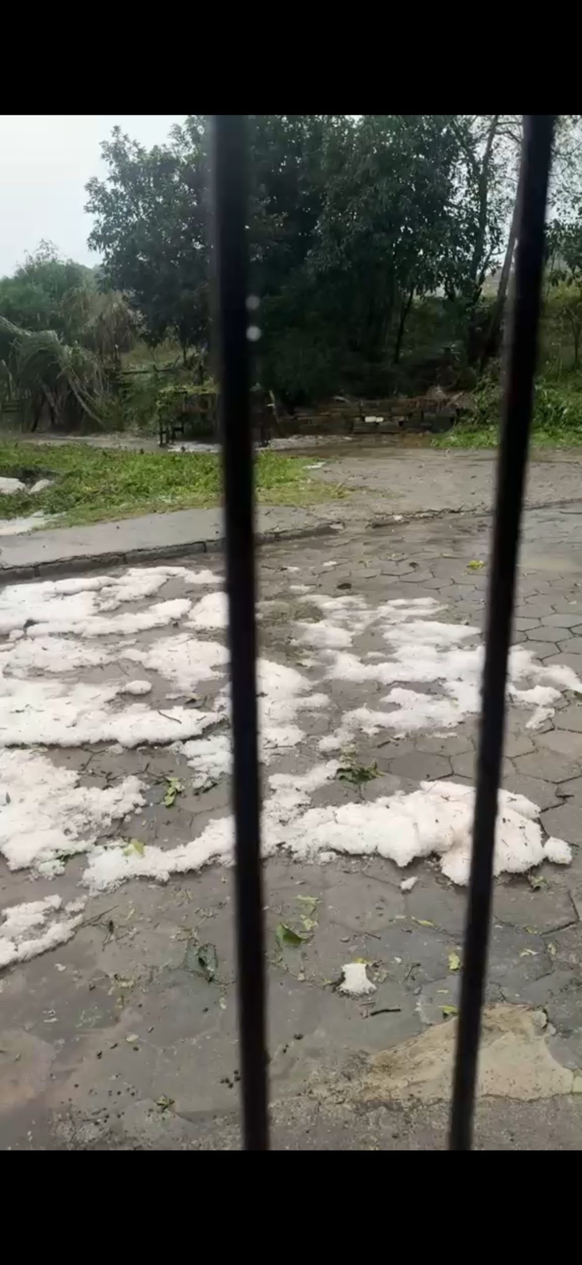 Placas de gelo permaneceram no chão após a tempestade