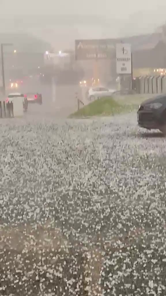 Granizo cobriu ruas durante o temporal desta terça-feira (28)