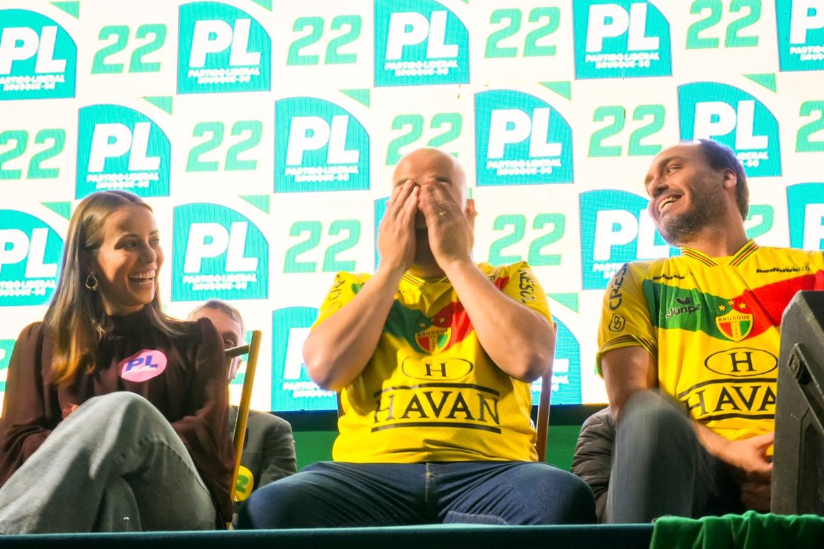 Execução do Hino Nacional durante o lançamento da pré-candidatura, em Brusque