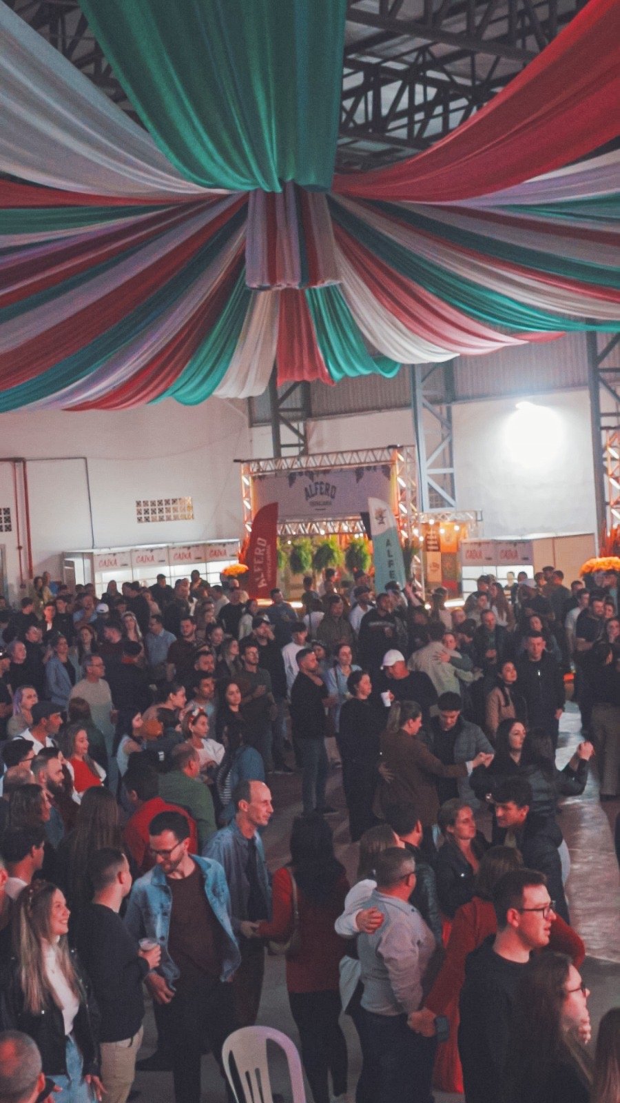 Pista de dança lotada durante a Incanto Trentino