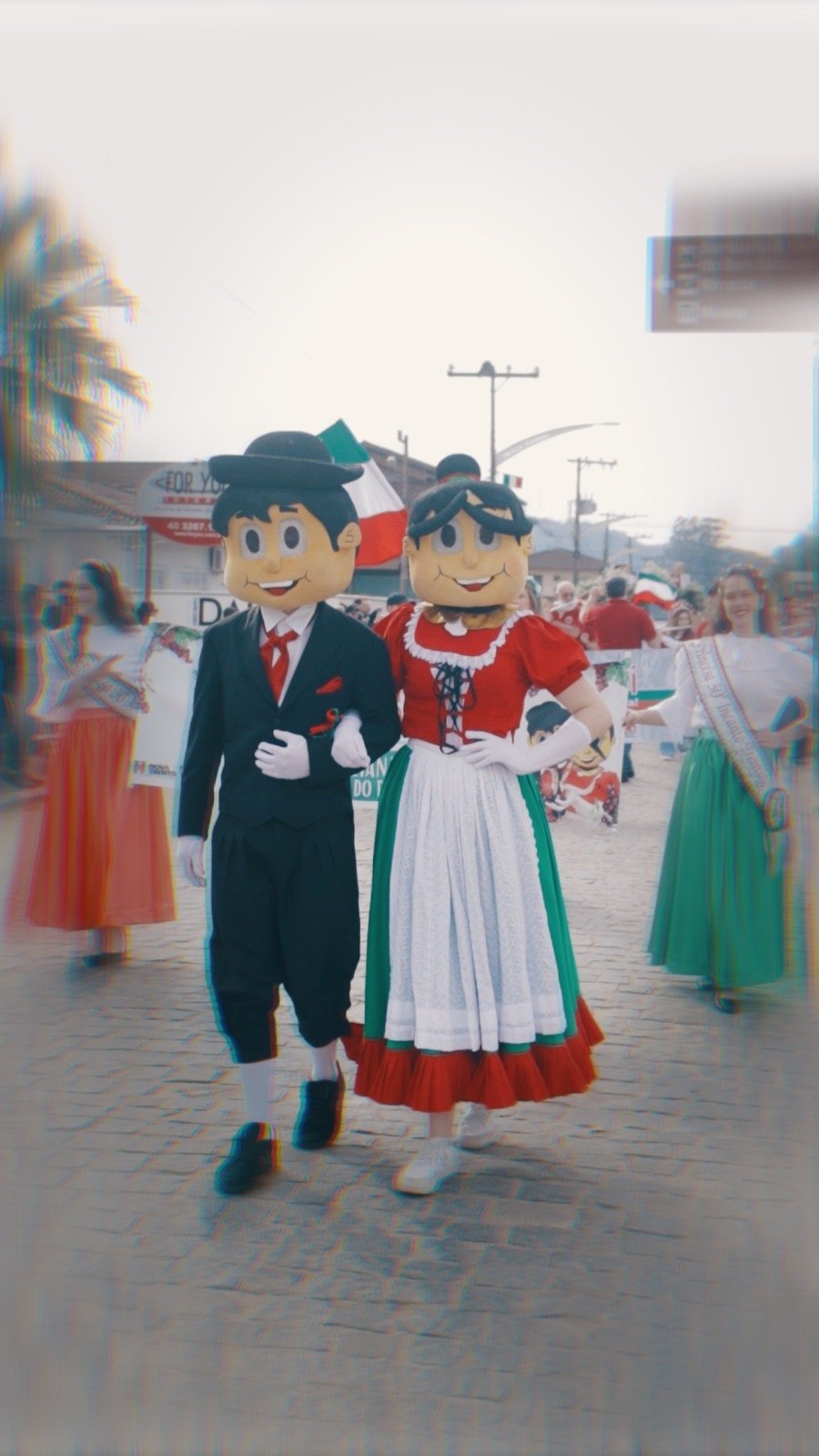 Mascotes Luigi e Pina no desfile cultural da Incanto Trentino