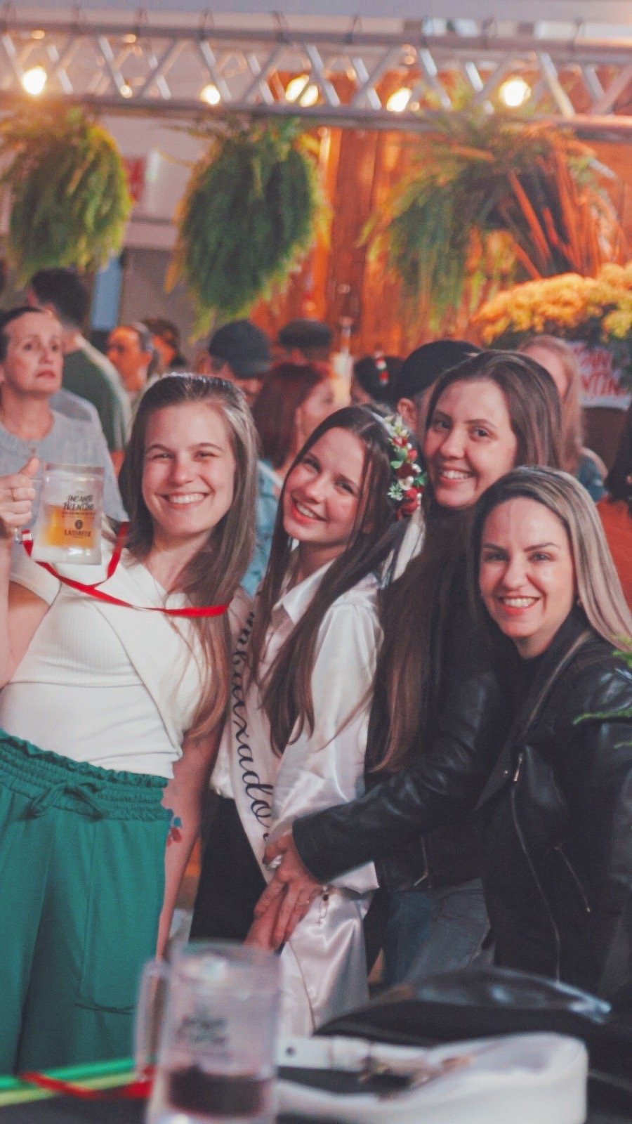 Visitantes com as canecas oficiais da festa