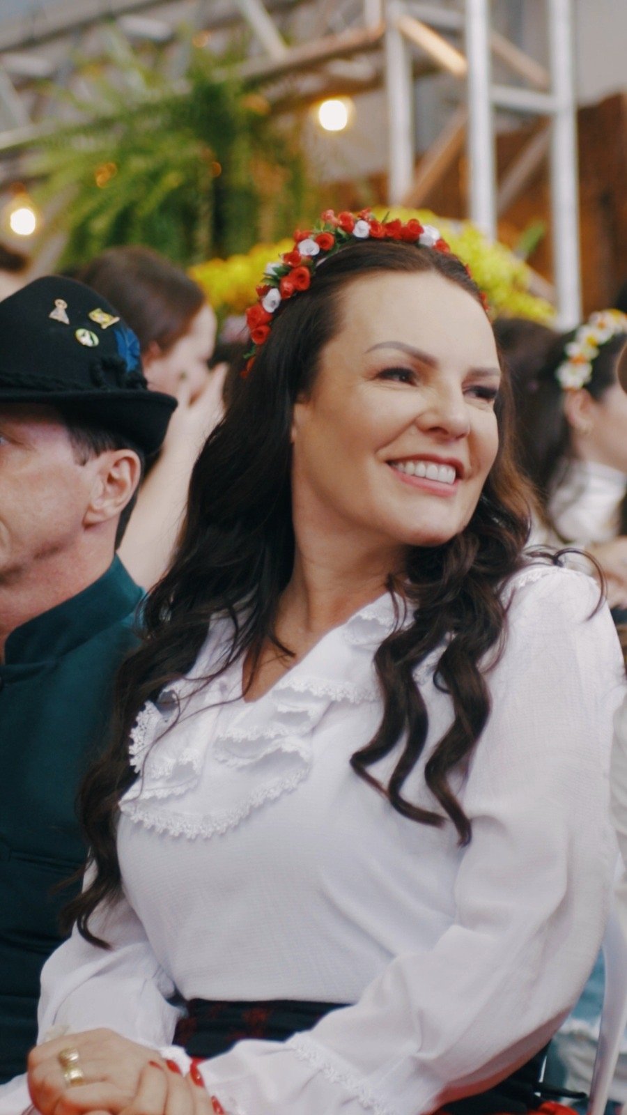Trajes típicos e coroa de flores na Incanto Trentino
