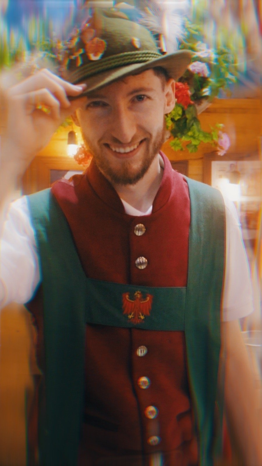 Visitante com traje típico trentino na festa