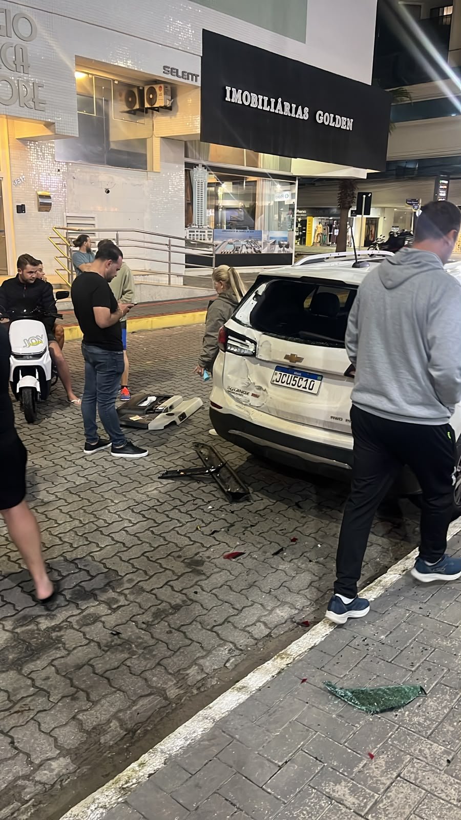 Um dos veículos atingidos ficou com o vidro traseiro estilhaçado e peças espalhadas pela calçada. Foto: Divulgação