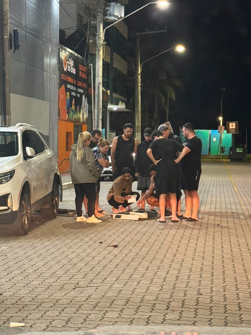 Moradores se reuniram em volta dos destroços deixados pelo veículo em uma das ruas da Meia Praia. Foto: Divulgação