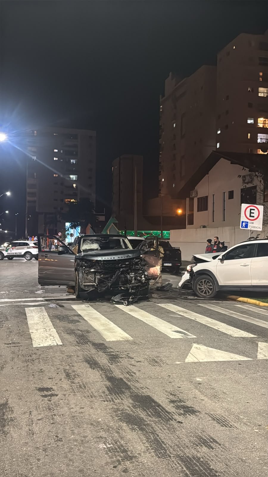 A Range Rover parou destruída no cruzamento da Terceira Avenida com a Rua 296, na Meia Praia. Foto: Divulgação