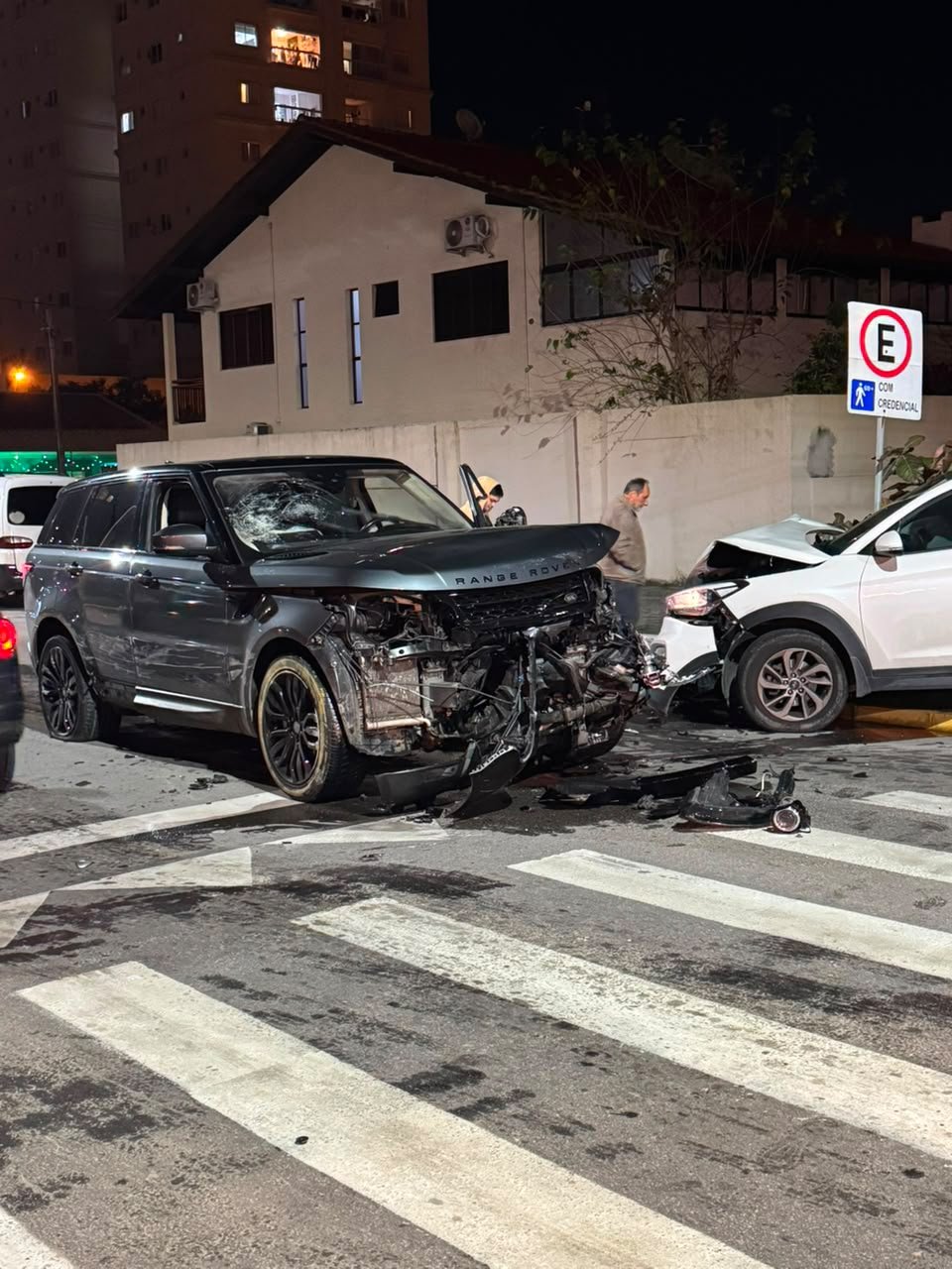 A Range Rover ficou com a frente arrancada e o para-brisa estilhaçado após o impacto final. Foto: Divulgação