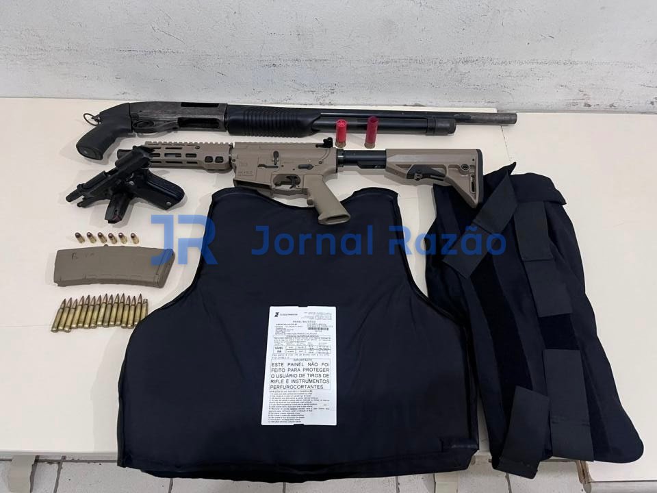 Armas e placa balística apreendidas pela Polícia Militar em Joinville