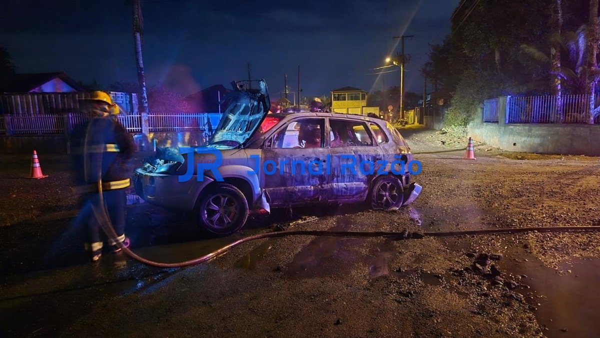Bombeiro combate incêndio em Hyundai Tucson prata em Joinville