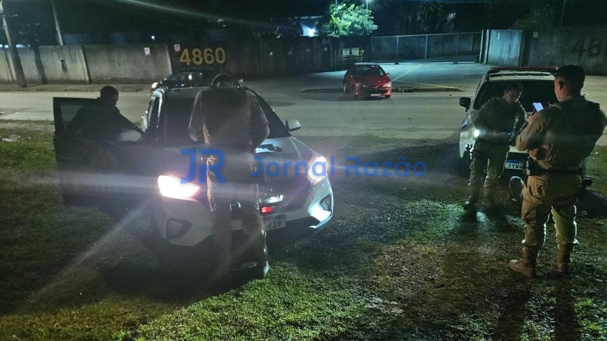 Viaturas da Polícia Militar no local da abordagem em Joinville