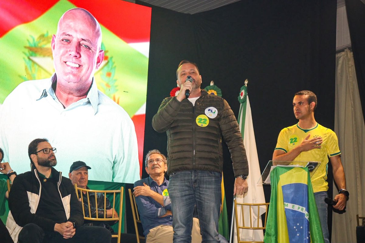 Lideranças de todo o estado subiram ao palanque durante o evento na Sociedade Beneficente