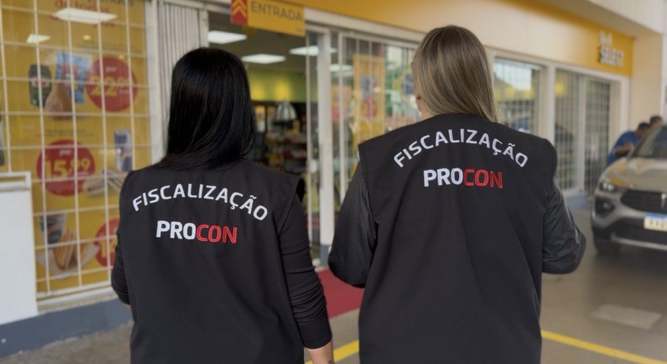 Equipe de fiscalização do Procon de Blumenau em ação; o órgão faz verificação de preços de combustíveis a cada
