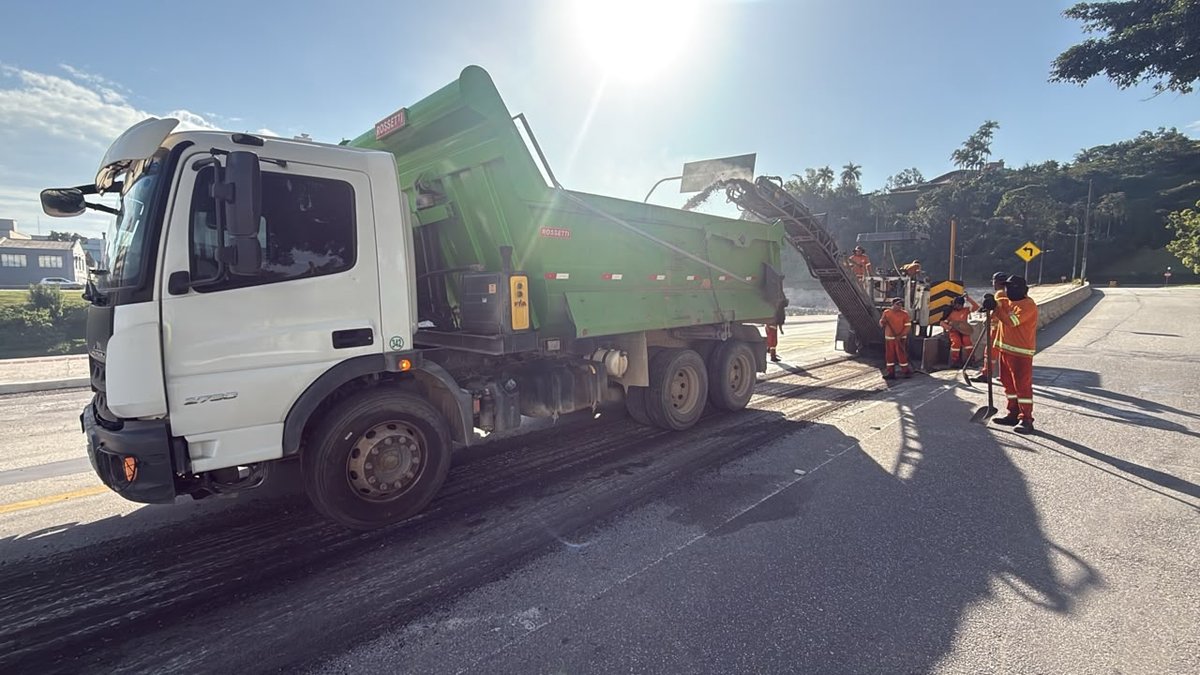 Caminhão e maquinário durante as obras de recapeamento em Brusque