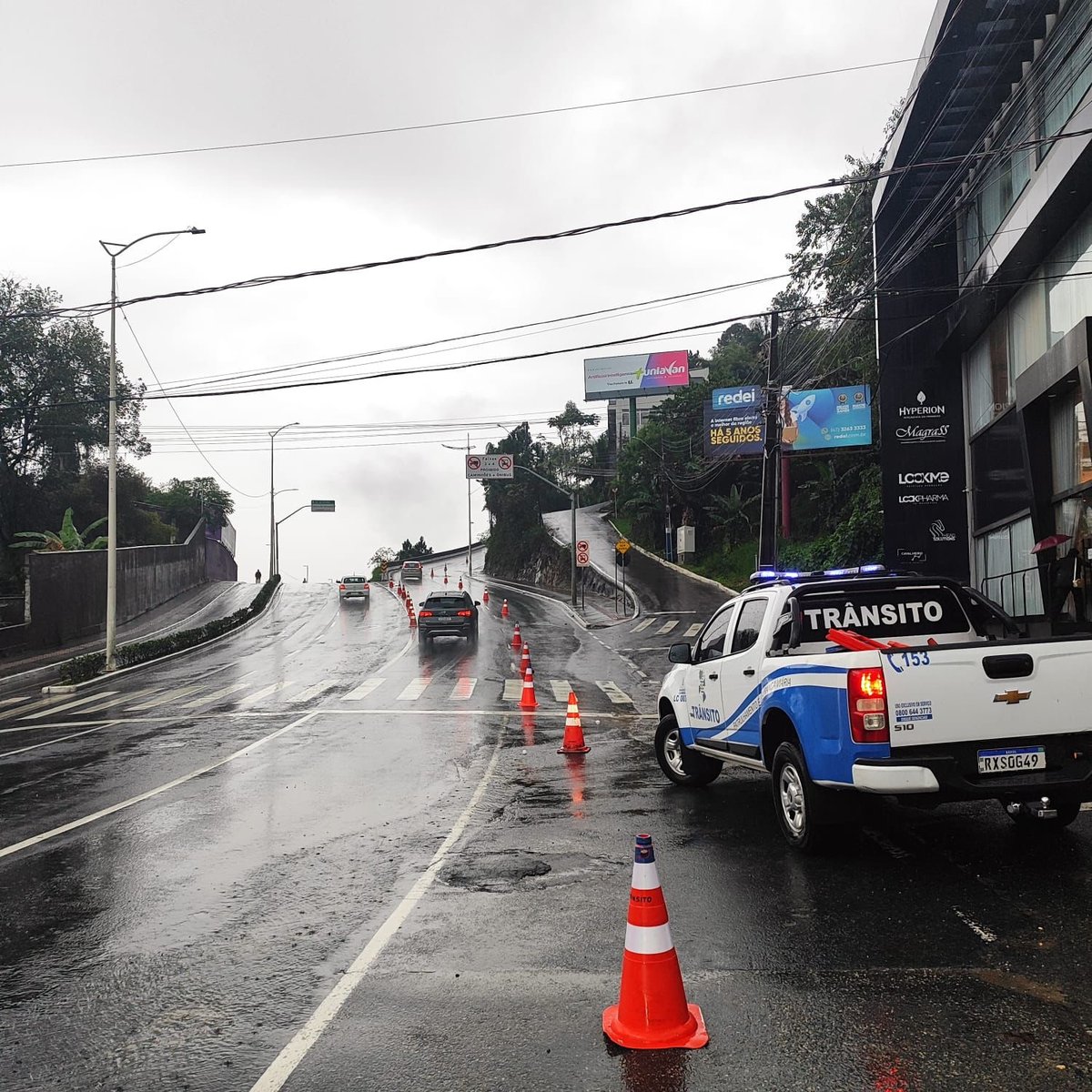 Avenida Panorâmica com uma pista reduzida por medida preventiva durante a chuva desta segunda-feira (31). Foto: BC Trânsito/Divulgação