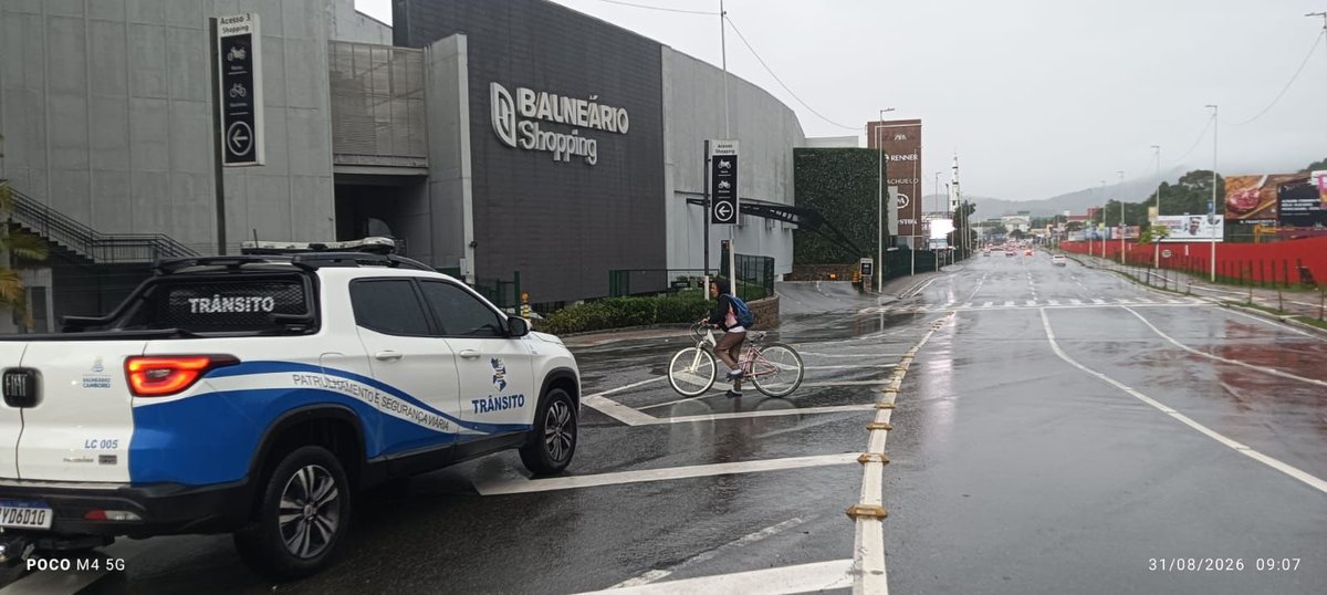 Movimento na entrada do Balneário Shopping na manhã desta segunda-feira (31), com pista molhada e sem acúmulo de água. Foto: BC Trânsito/Divulgação