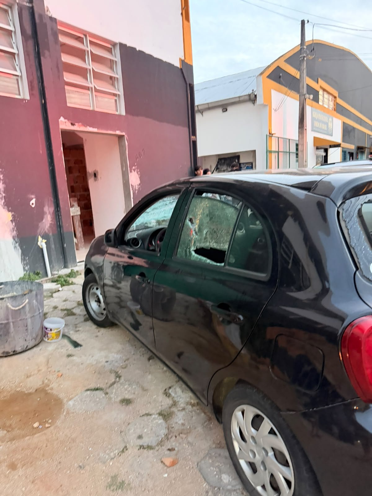 Carro com vidros quebrados após ataque em Tijucas
