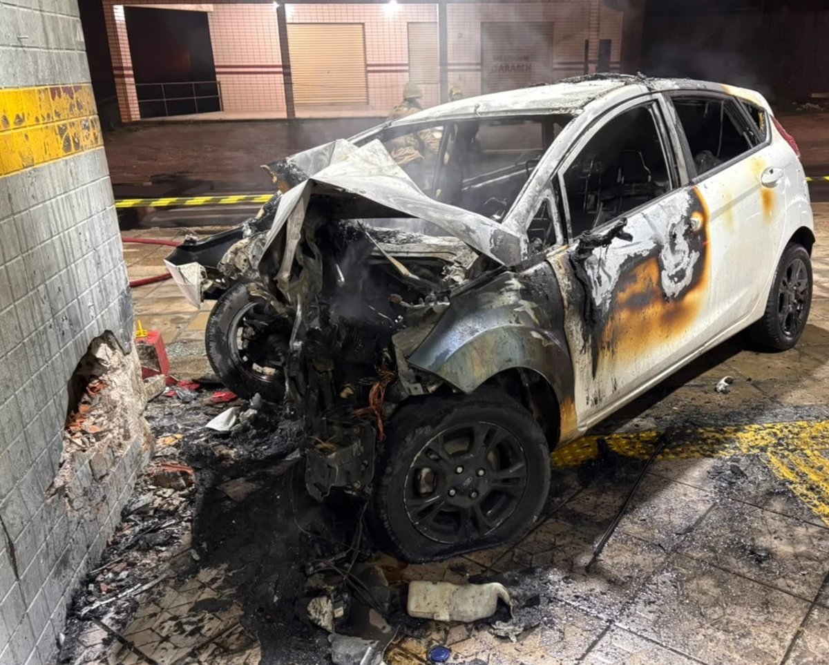 Ford Fiesta destruído pelo fogo após bater contra a estrutura do Terminal Urbano da Próspera, em Criciúma