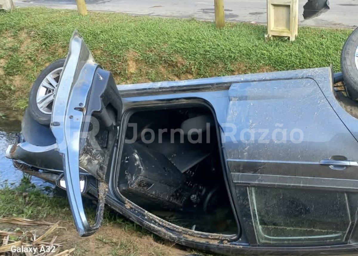 Carro capotado dentro do c&oacute;rrego na Estrada Geral da Itinga, em Tijucas