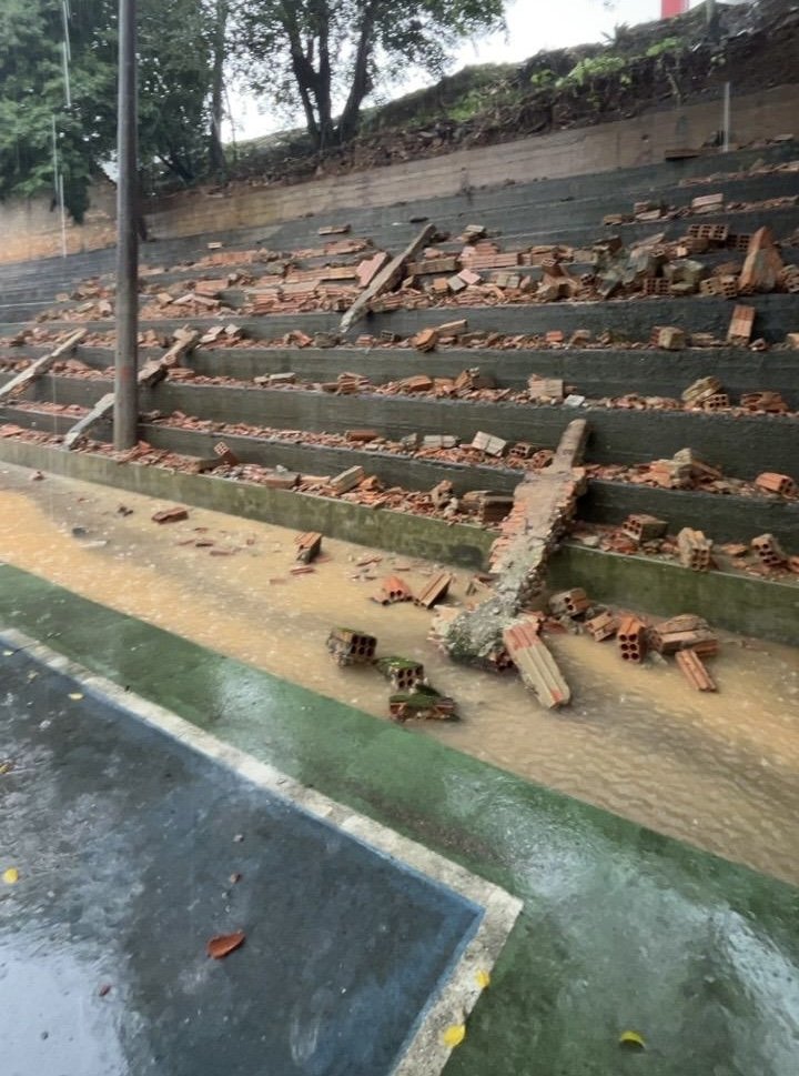 Muro de escola municipal derrubado pelo temporal em Gravatal