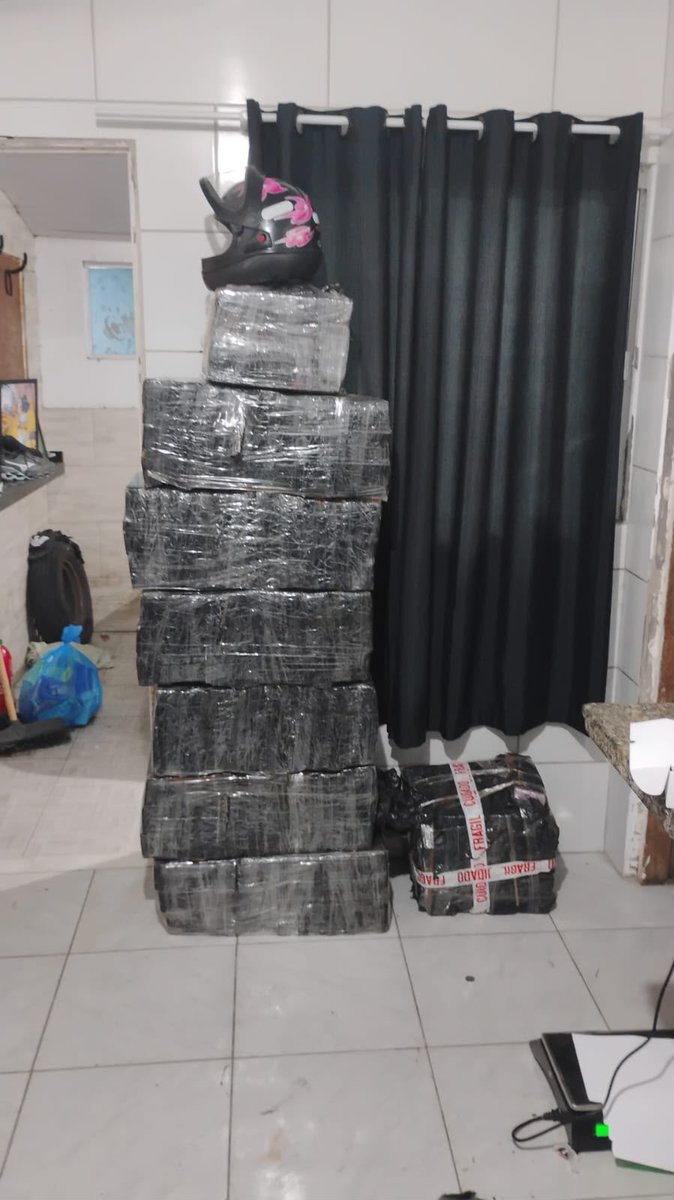 Pilha de fardos de maconha prensada apreendidos durante as buscas