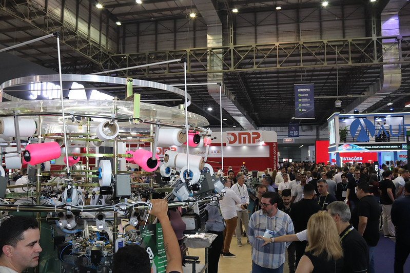 Visitantes circulam entre os estandes da Febratex, no Parque Vila Germânica, em Blumenau