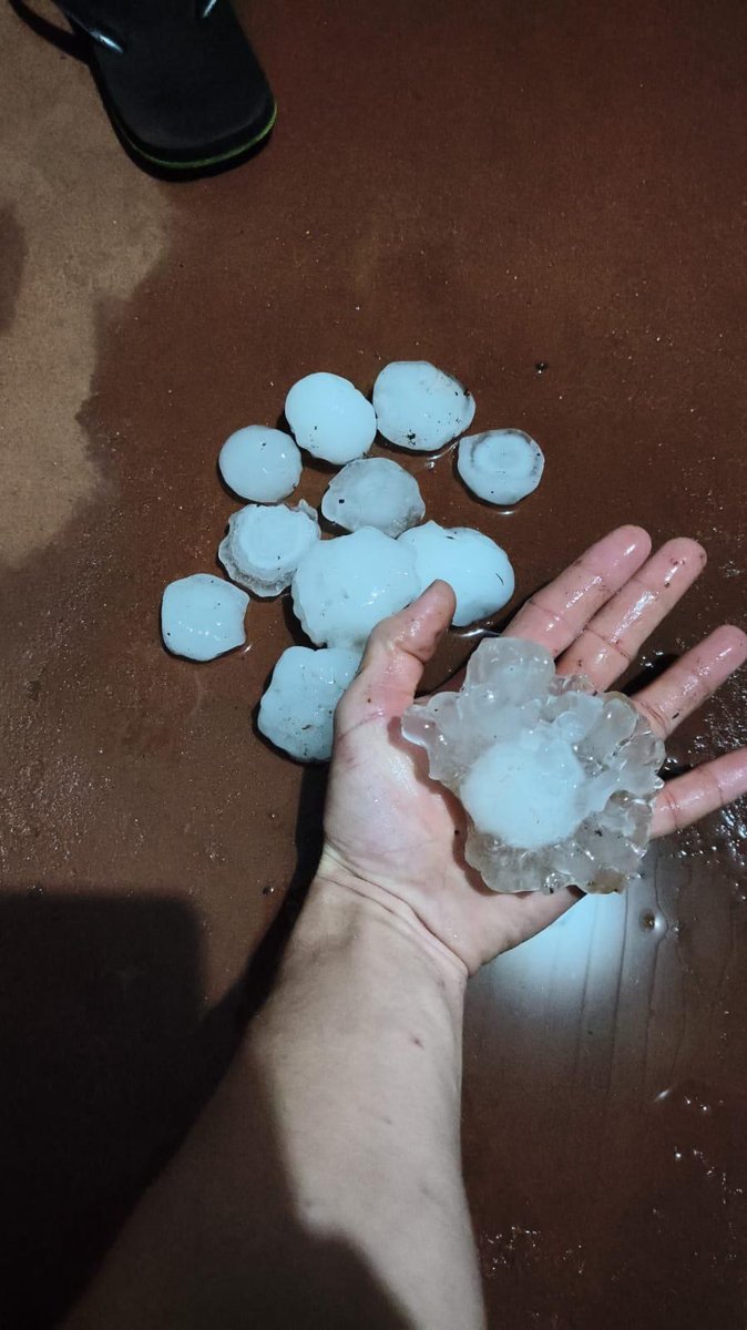 Pedras de granizo espalhadas pelo chão