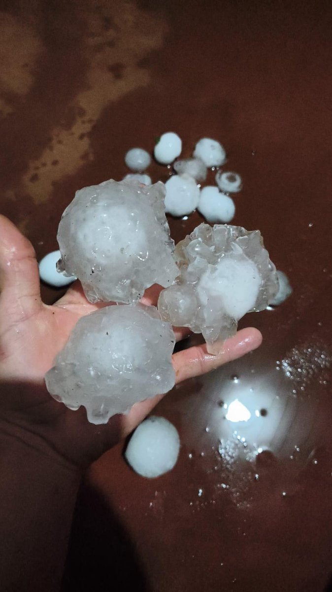 Granizo recolhido por morador no Oeste de Santa Catarina