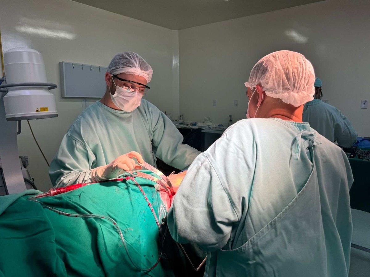 Cirurgia ortopedica no Hospital Sao Miguel, em Joacaba
