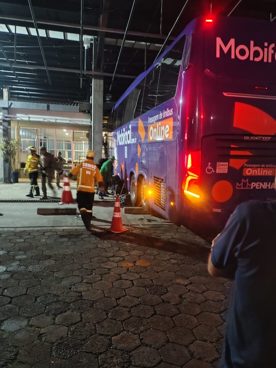 Equipes do Corpo de Bombeiros Militar atenderam a ocorrência no pátio do estabelecimento