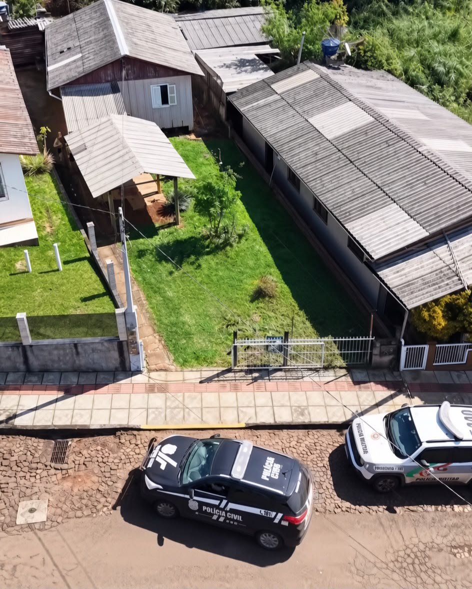 Viaturas da Polícia Civil e da Polícia Militar em frente ao imóvel em Palmitos
