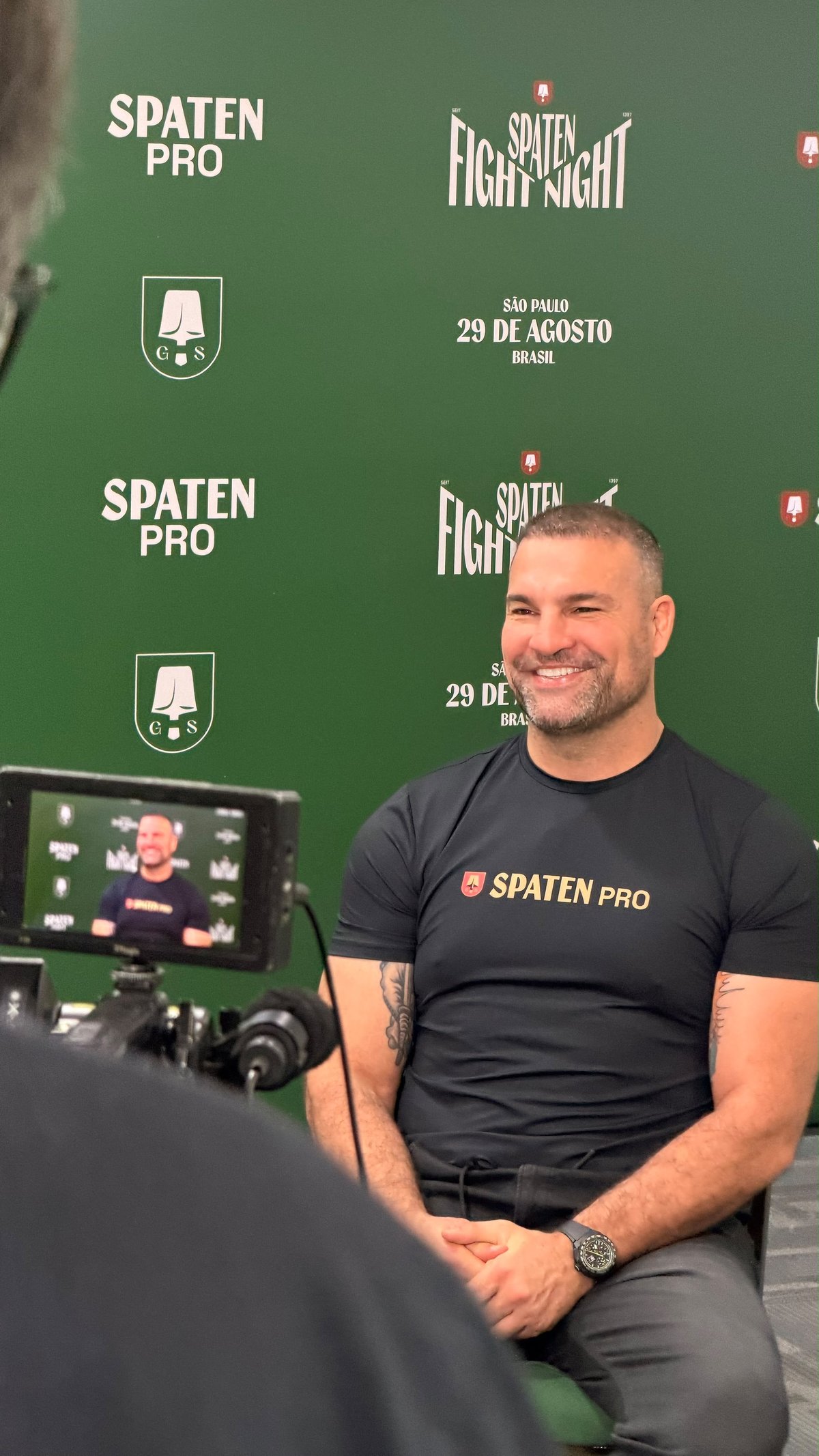 Maurício “Shogun” Rua durante entrevista na semana do evento, diante do painel oficial