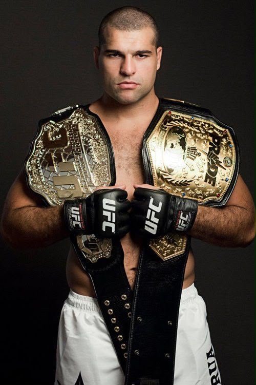 Maurício “Shogun” Rua com os cinturões conquistados no UFC e no PRIDE