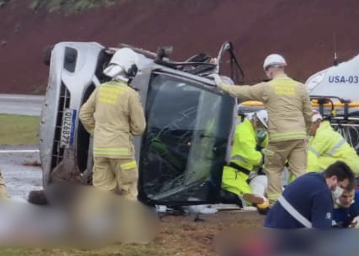 Equipes de emergência atuam ao lado do carro tombado às margens da BR-163, em Cascavel